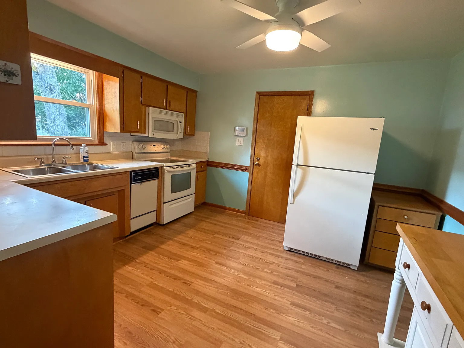 3 bed, 1300 sqft, $2,400 — Photo 2