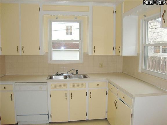 4th image of 240 E 211th St