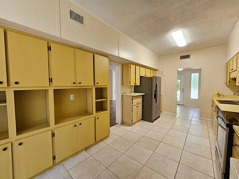 2818 SW 2nd Ave — Photo 10