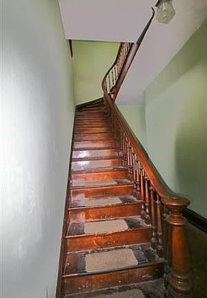 3rd image of 622 Fairview Ave NE #4