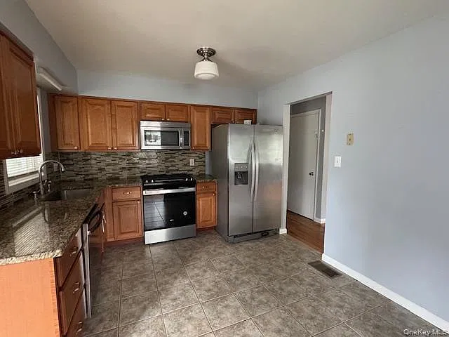 3 bed, 2.0 bath, 1300 sqft, $3,600 — Photo 2