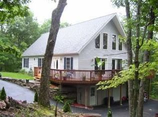 6 Oakwood Ct, Hawley, PA 18428