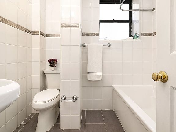 4th image of 807 Riverside Dr APT 1I