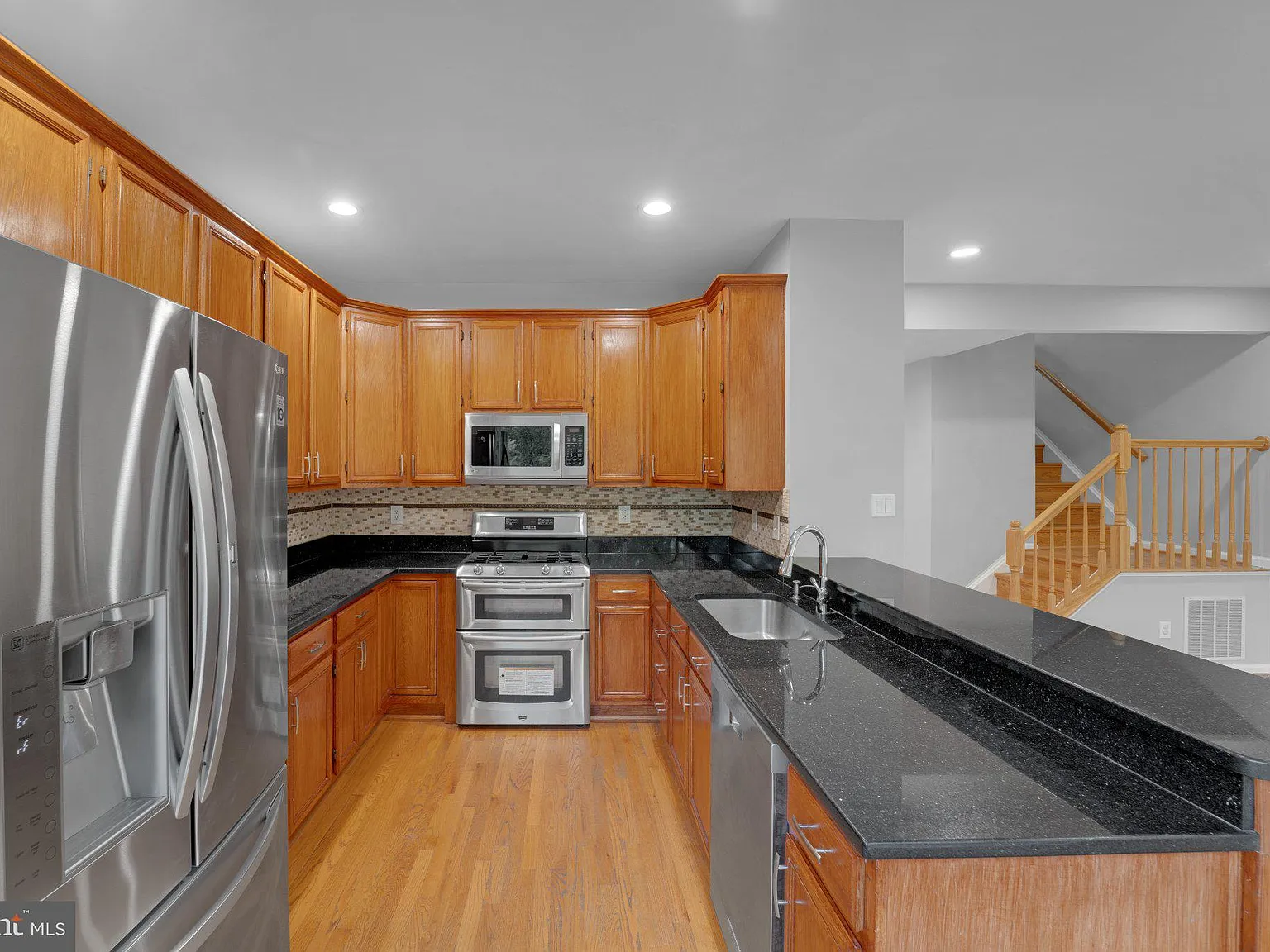 3 bed, 4.0 bath, 1988 sqft, $3,499 — Photo 4