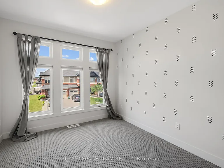 799 Cairn Cres — Photo 37