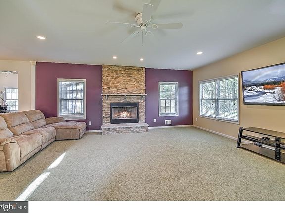 4th image of 74 Hemlock Dr