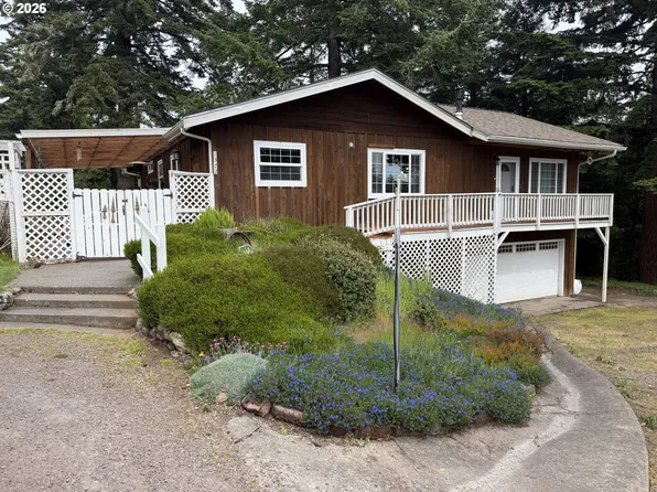 1372 Hampton Rd, Brookings, OR 97415