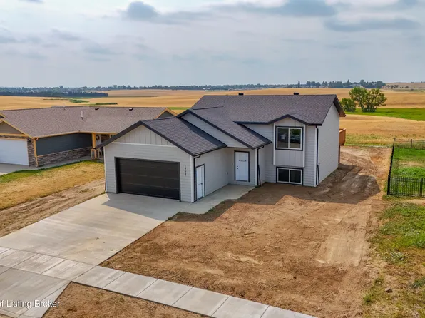 1727 Yellowstone Cir, Dickinson, ND 58601