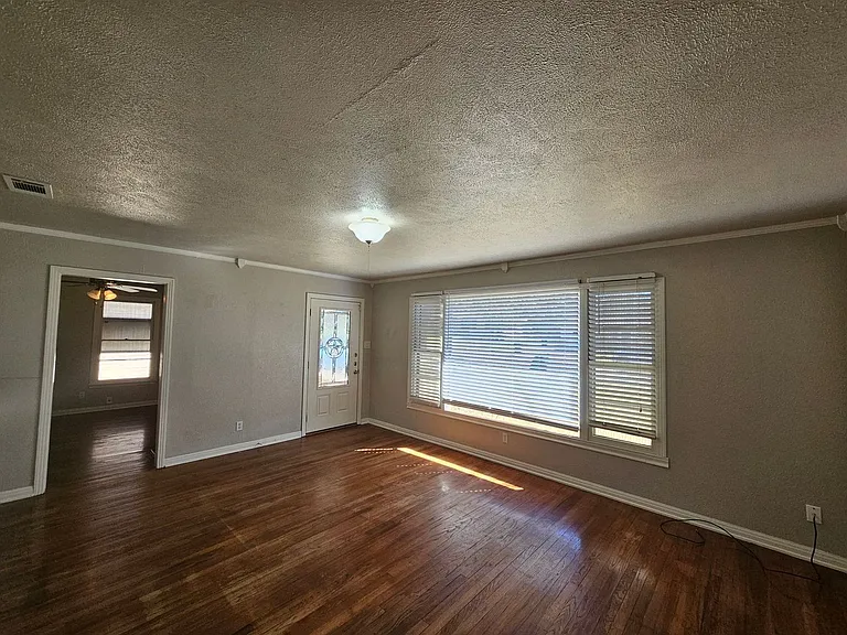 1506 Live Oak Dr — Photo 4