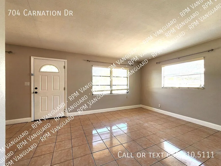 Building Photo - 704 Carnation Dr