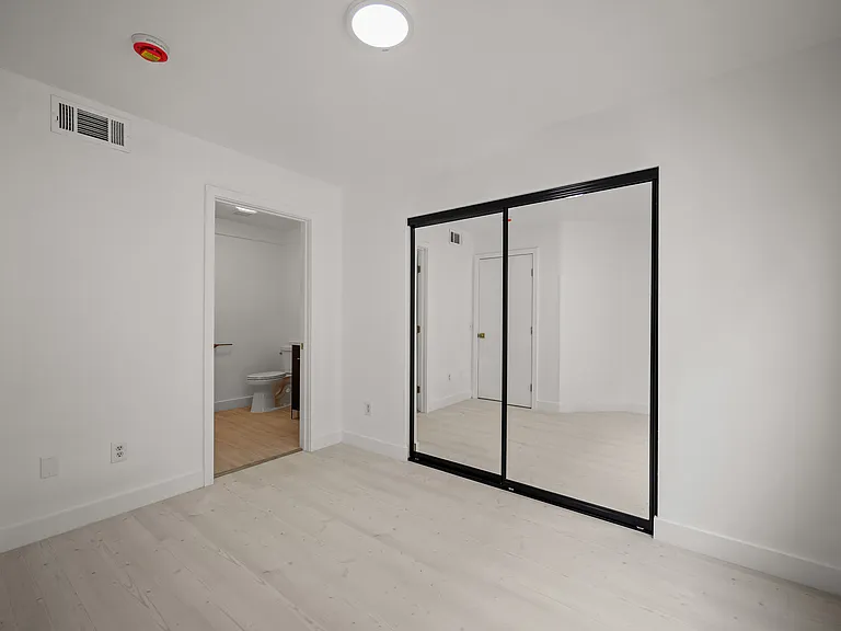 920 Everett St #8 — Photo 2