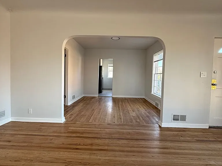 605 E Prospect Rd — Photo 4