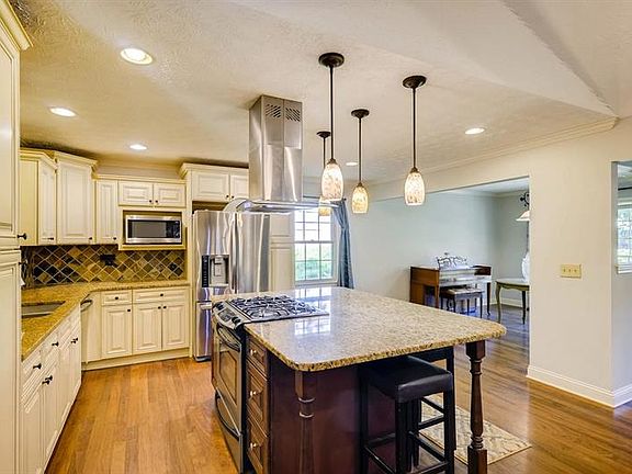 4th image of 3380 Camelot Dr