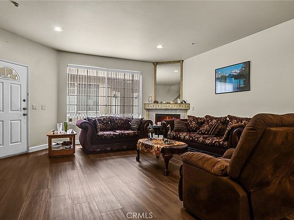 5th image of 18347 Saticoy St Unit 7