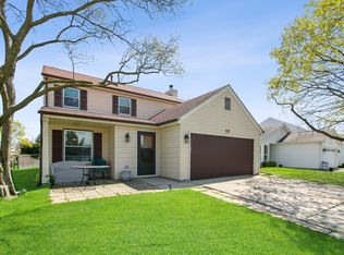 577 Topeka Ct, Carol Stream, IL 60188