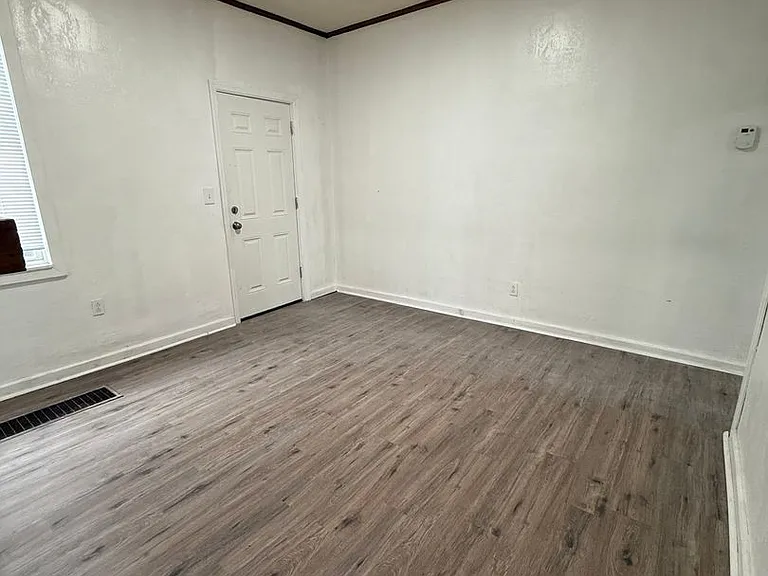 1104 Langtry St — Photo 2