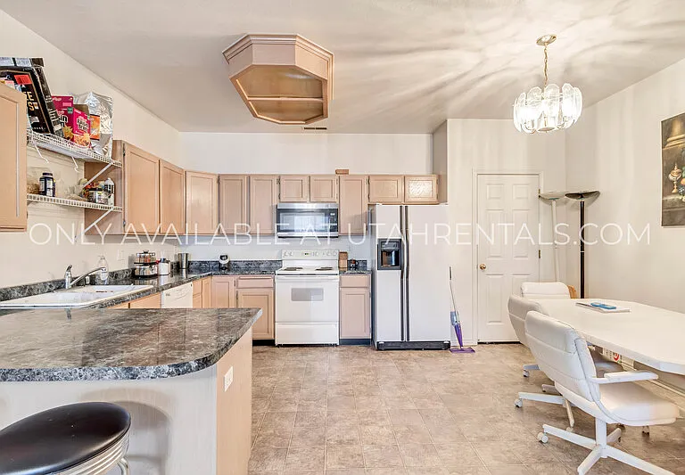 392 N Seven Peaks Blvd #323 — Photo 3