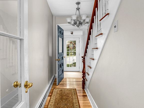 4th image of 1322 Pond St