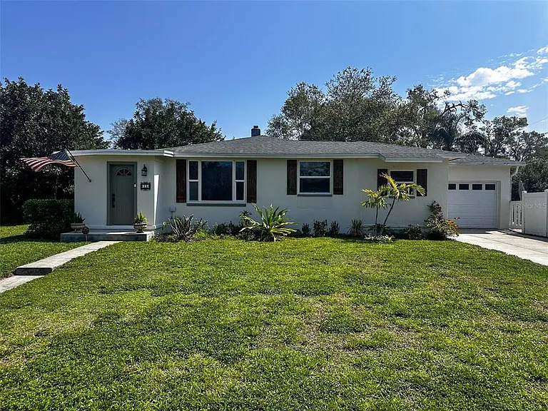11 N Crest Ave — Photo 1