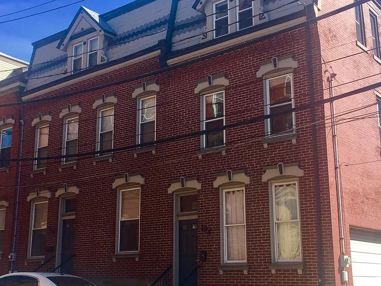196 37th St — Photo 1