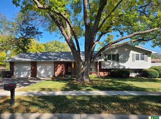 6100 Oakridge Dr, Lincoln, NE 68516