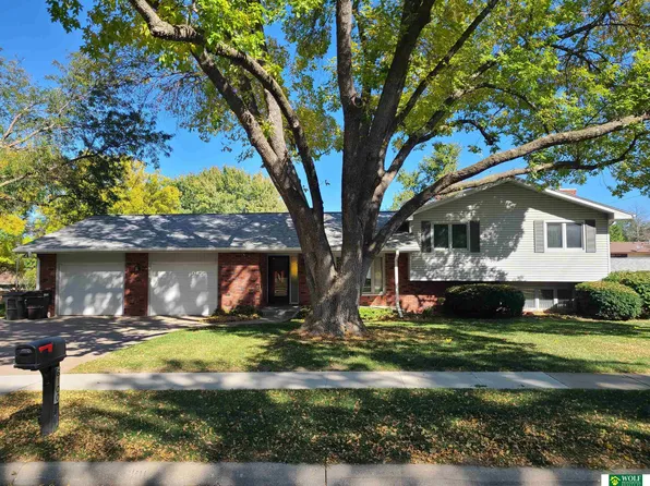 6100 Oakridge Dr, Lincoln, NE 68516