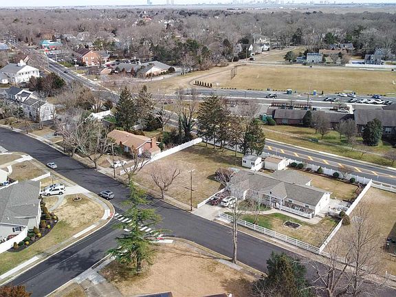 5th image of 724 Brighton Dr