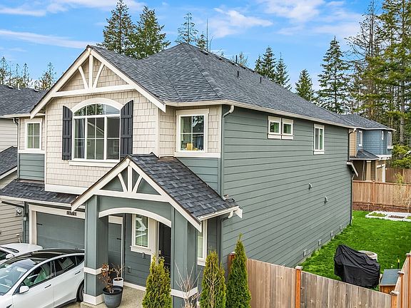 Nice covered front porch area. Fully fenced backyard space!>