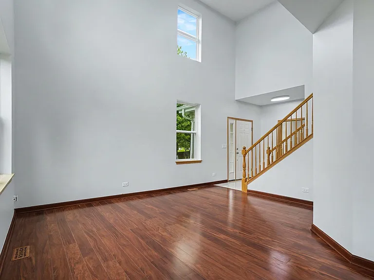 937 Emerald Dr — Photo 3