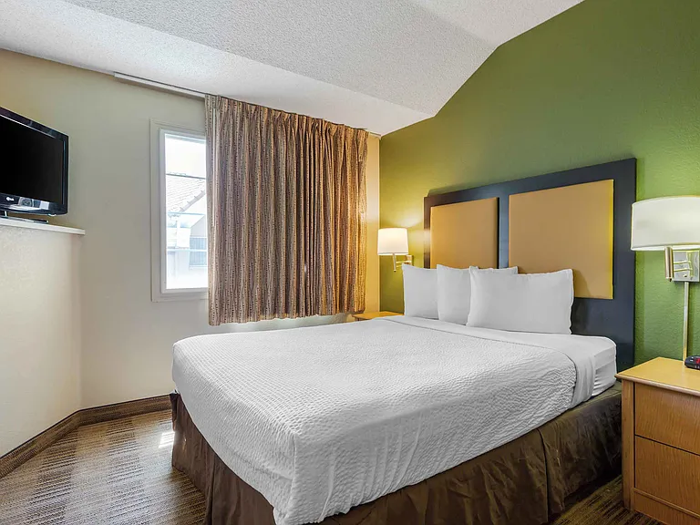 1 Bedroom Suite - 1 Queen Bed