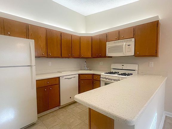 5th image of 292 Hatfield Ln #292