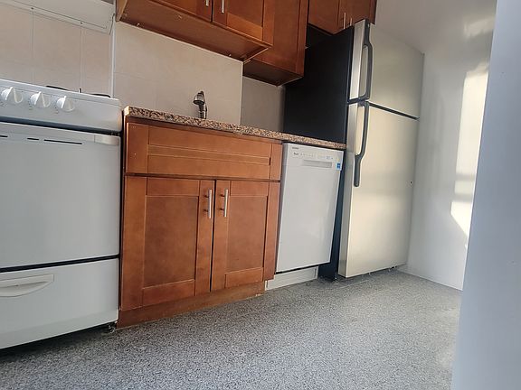 5th image of 201 E 35th St APT 5D