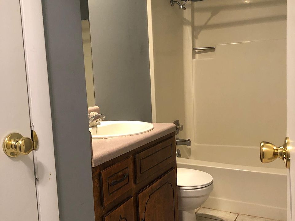 1st image of 615 Boxwood Dr APT 3
