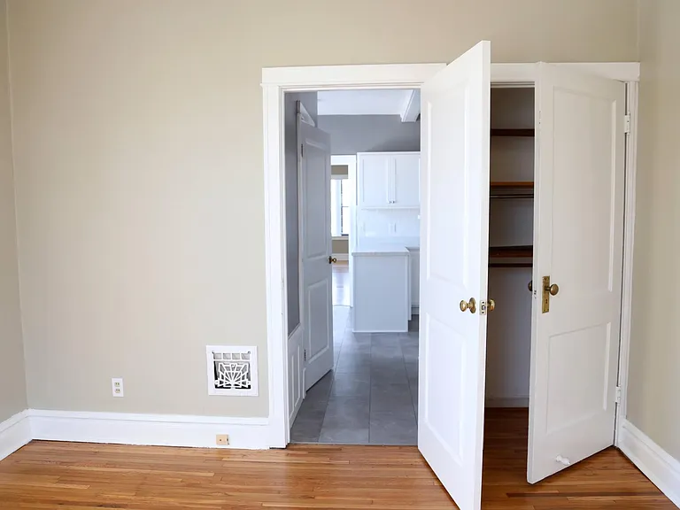 5210 Bancroft Ave #2W — Photo 15