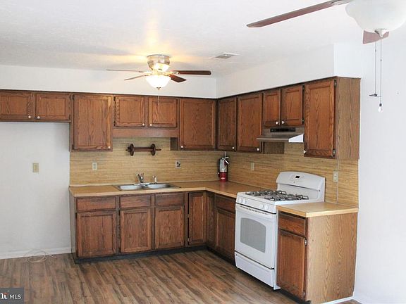 4th image of 142 Pin Oak Pl