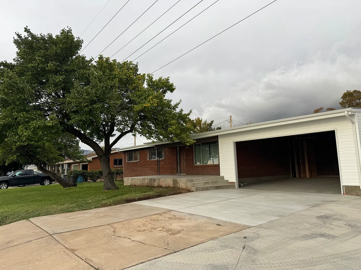 4 bed, 2300 sqft, $2,400 — Photo 2