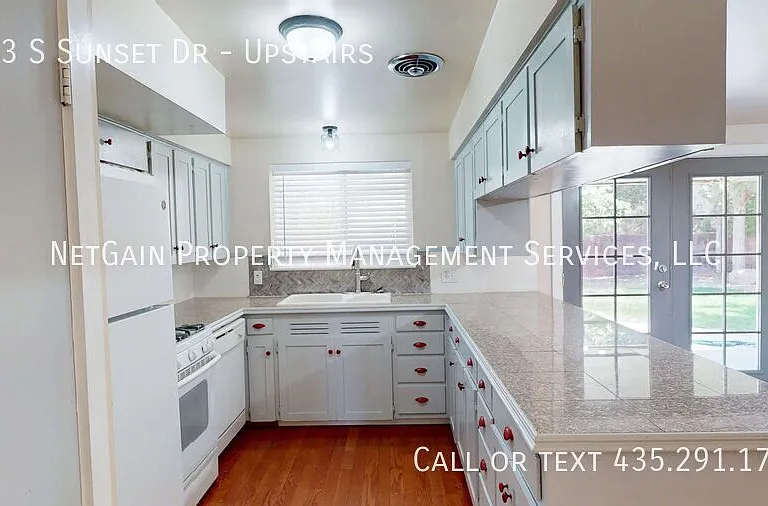 643 S Sunset Dr #UPSTAIRS — Photo 9