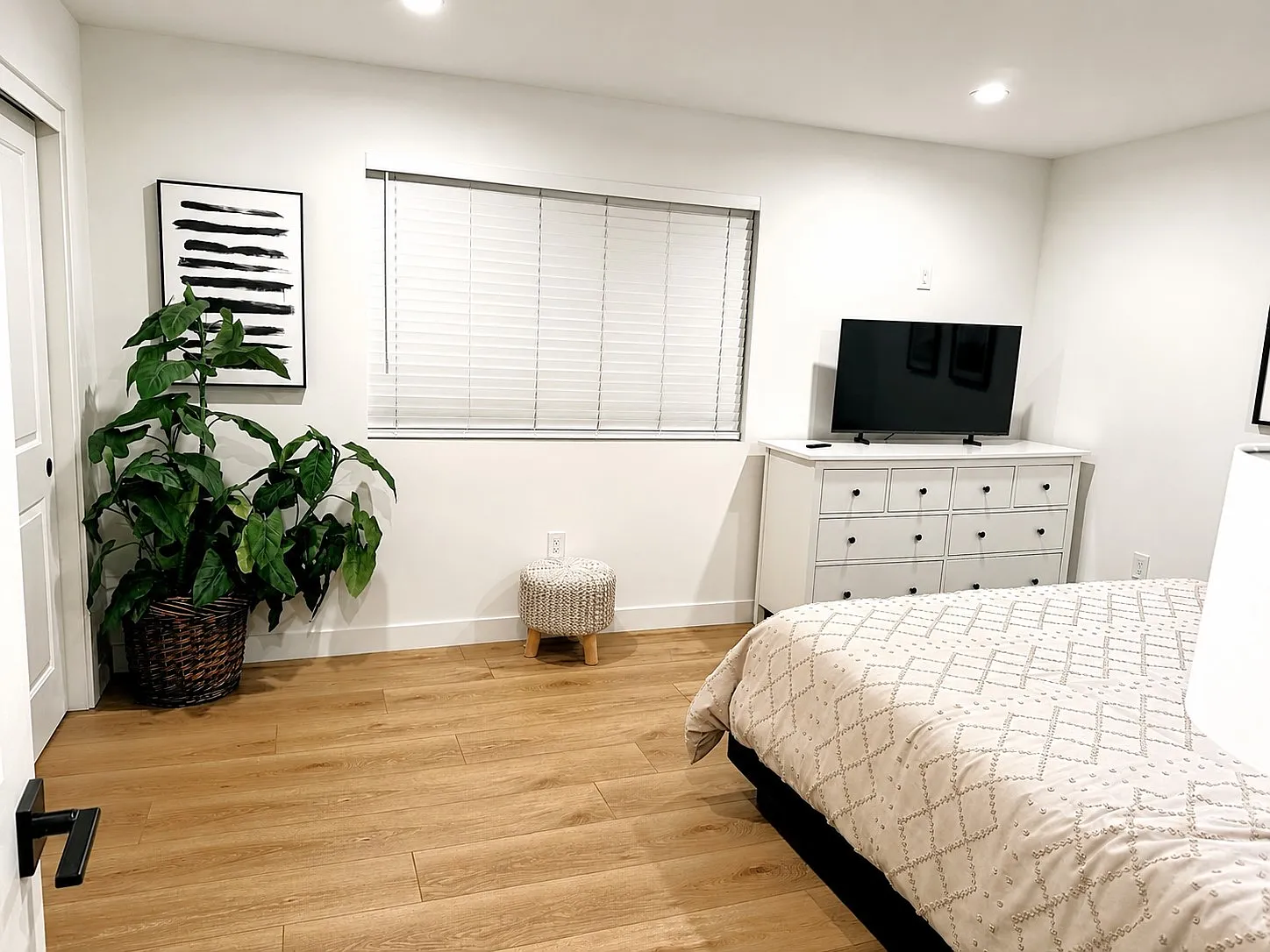 2 bed, 800 sqft, $4,300 — Photo 3