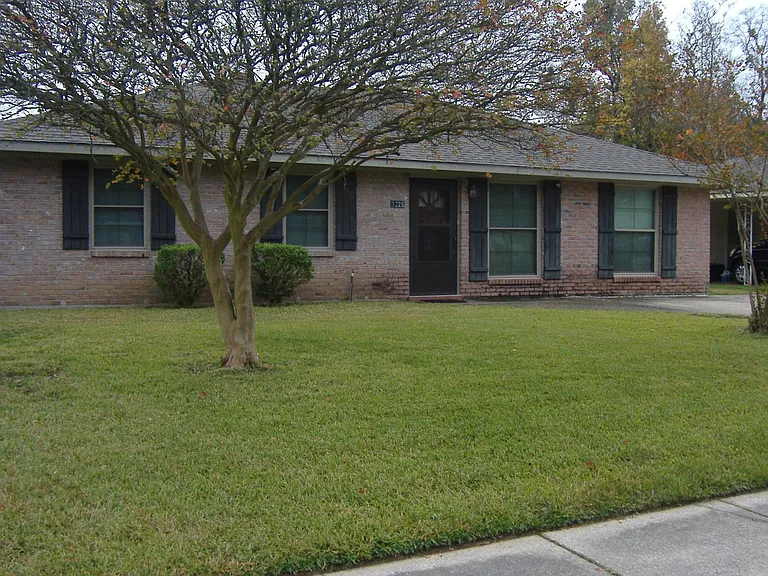 1228 Roundhill Dr — Photo 1