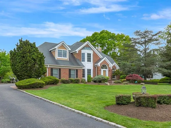 11 Oldwood Road, Saint James, NY 11780