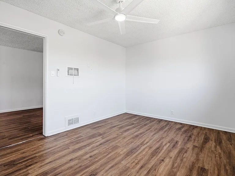 Adams - 733 — Photo 13