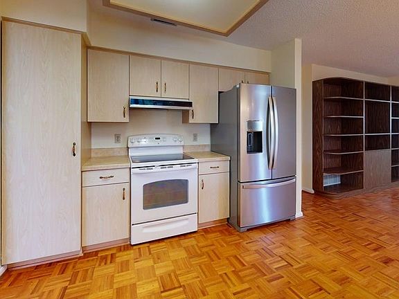 5th image of 19 Clinton Ct S