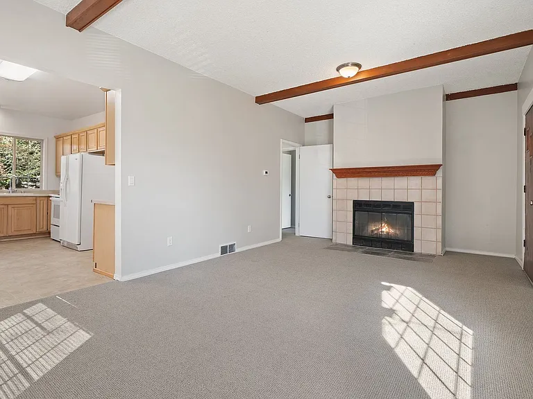 709 McKenzie Ave — Photo 3