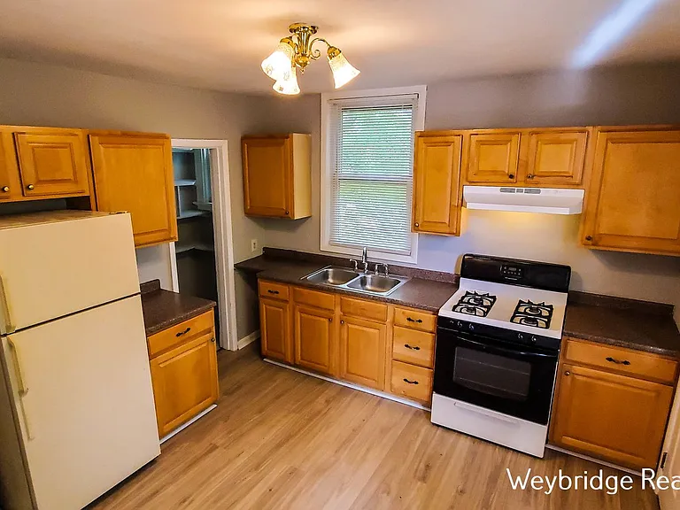942 Mansion Ave — Photo 2