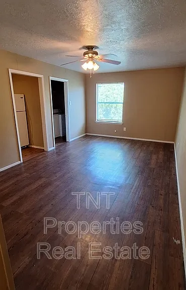 302 Manuel Dr #D — Photo 2