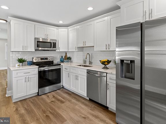 3rd image of 814 Elmhurst Ave