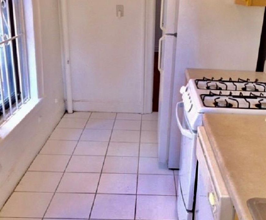 2nd image of 242 E 79th St #3DS