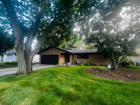 1143 Manor Dr, Mason City, IA 50401