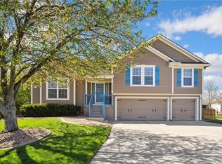 1133 SW Georgetown Dr, Lees Summit, MO 64082
