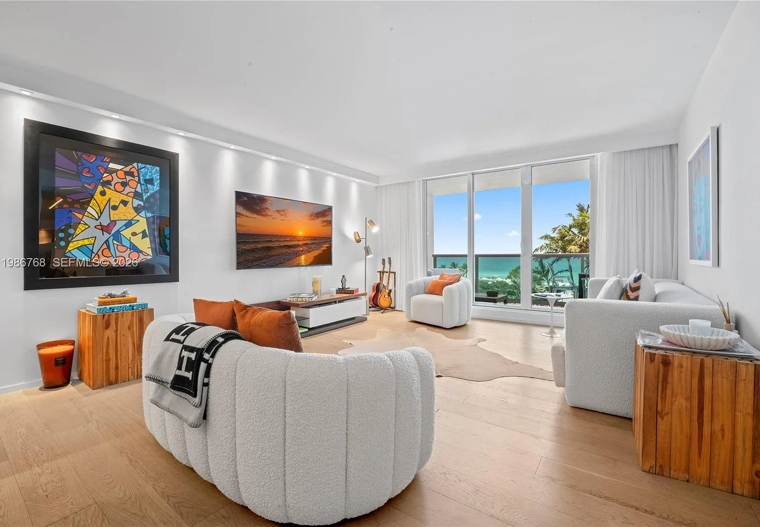 Roney Palace Condo — Photo 1